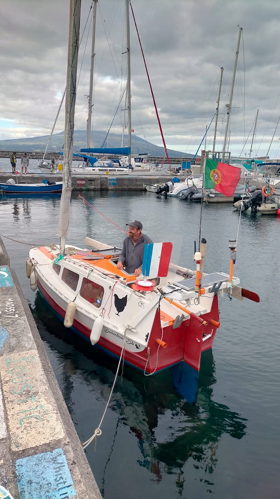 yann quenet et baluchon Yann Quenet au port avec son tout petit bateau