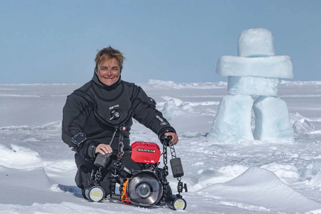 Nathalie Lasselin sur la banquise pour une plongée sous glace
