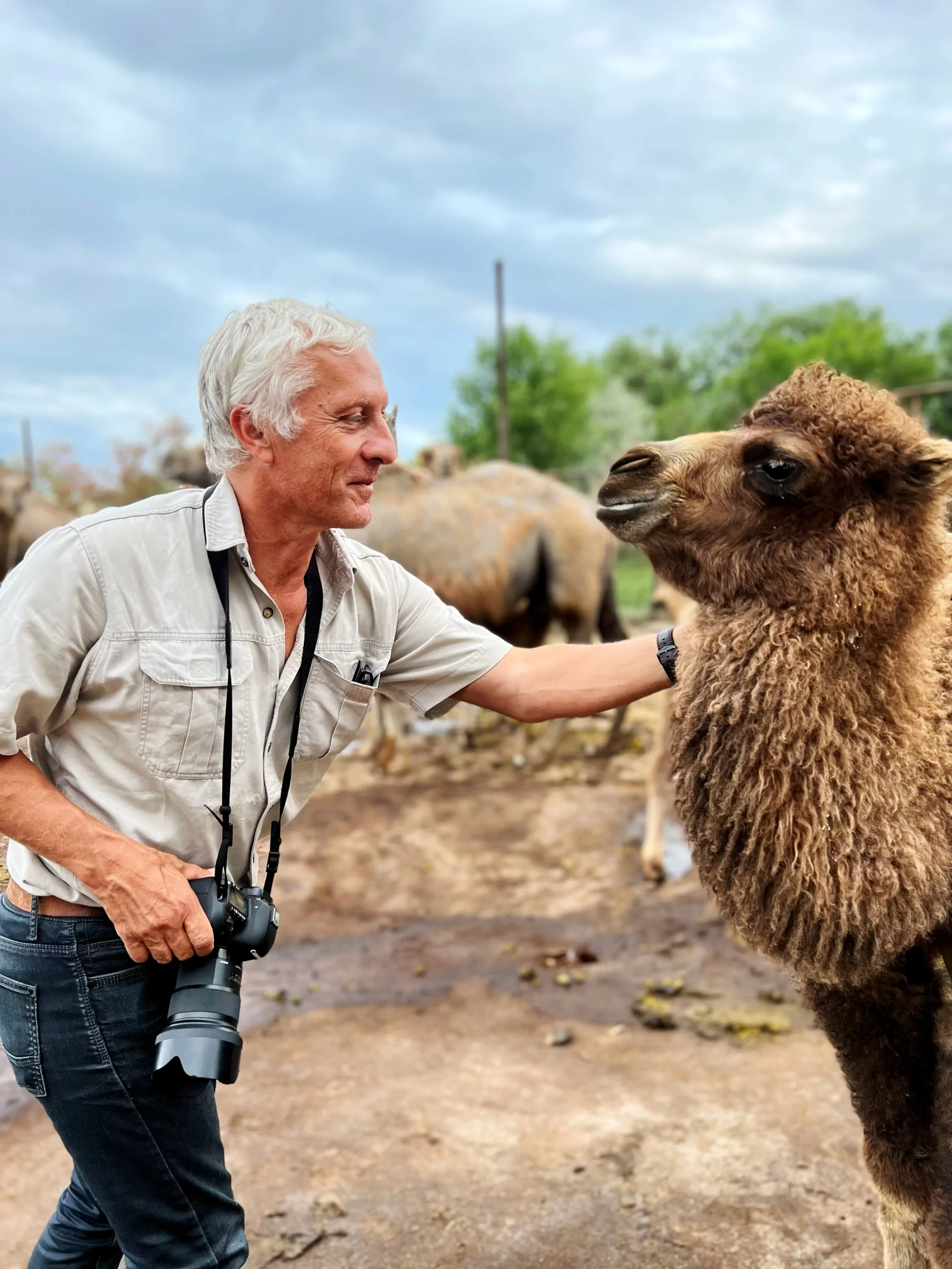 Jean-François Lagrot sur le terrain lors de son reportage sur les chameaux