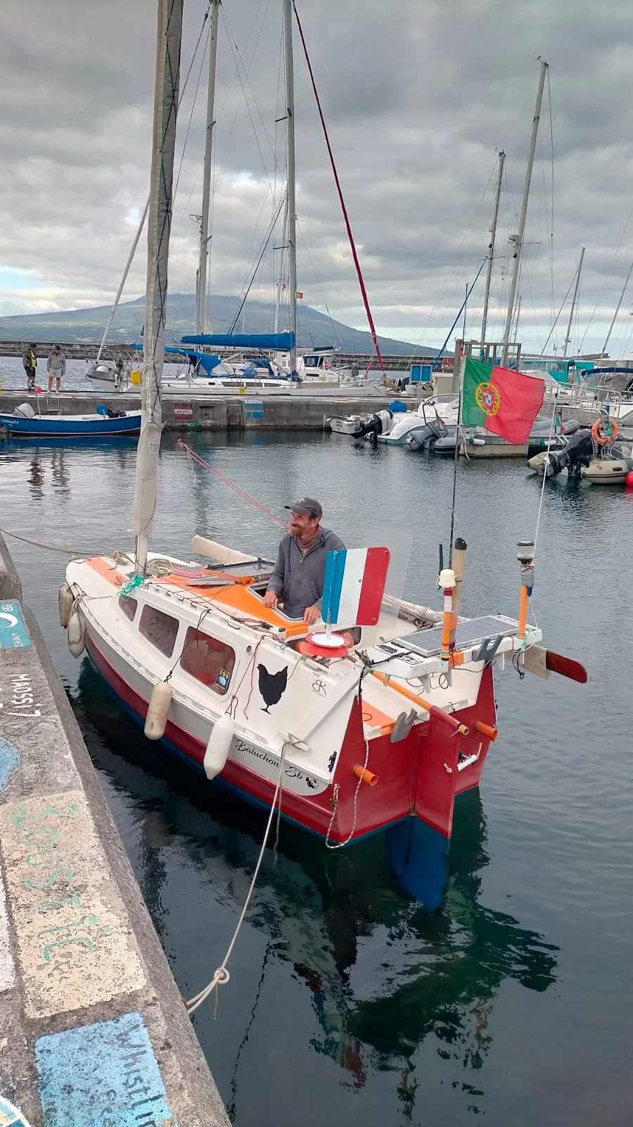 Yann Quenet au port avec son tout petit bateau