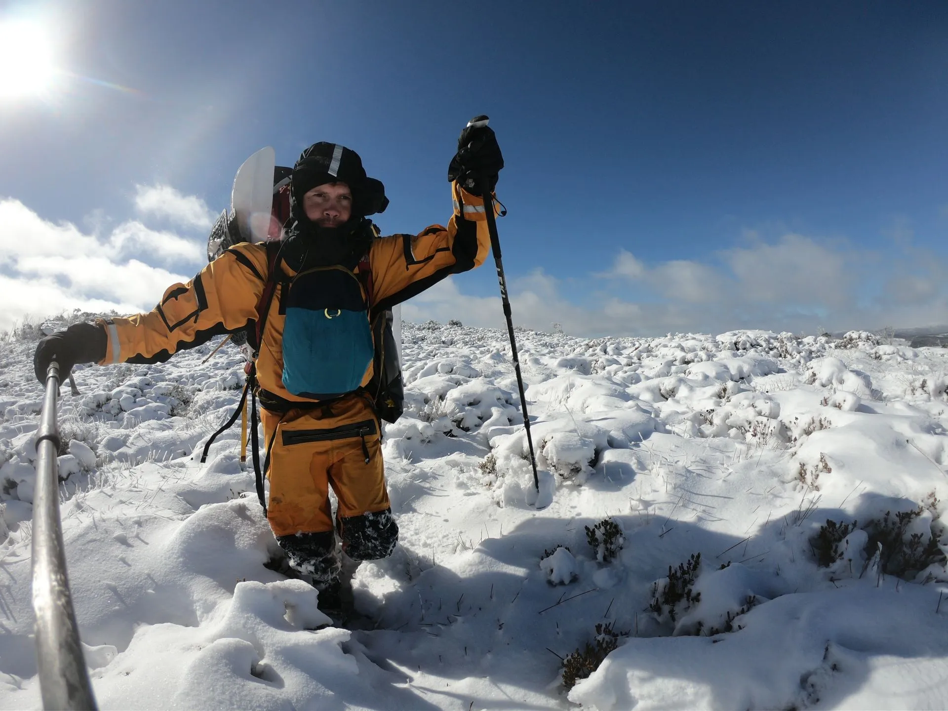Louphi dans sa combi étanche peinant à progresser dans la neige haute
