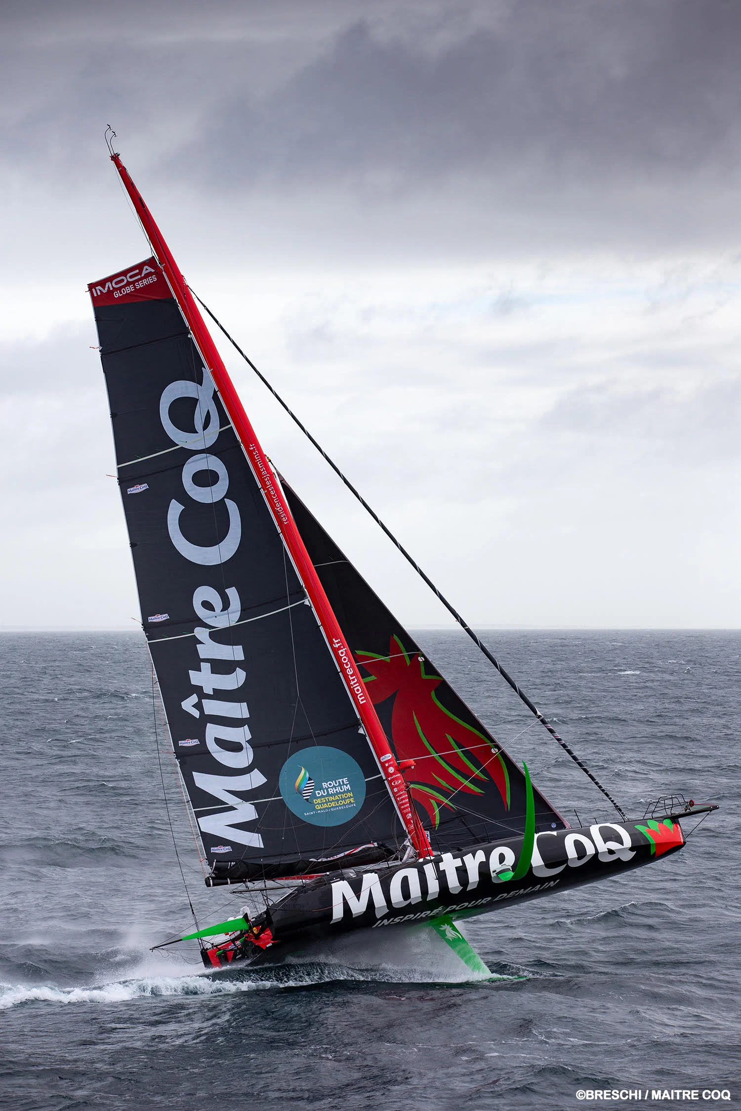 Le navire Maître Coq part au surf - Yannick Bestaven navigateur