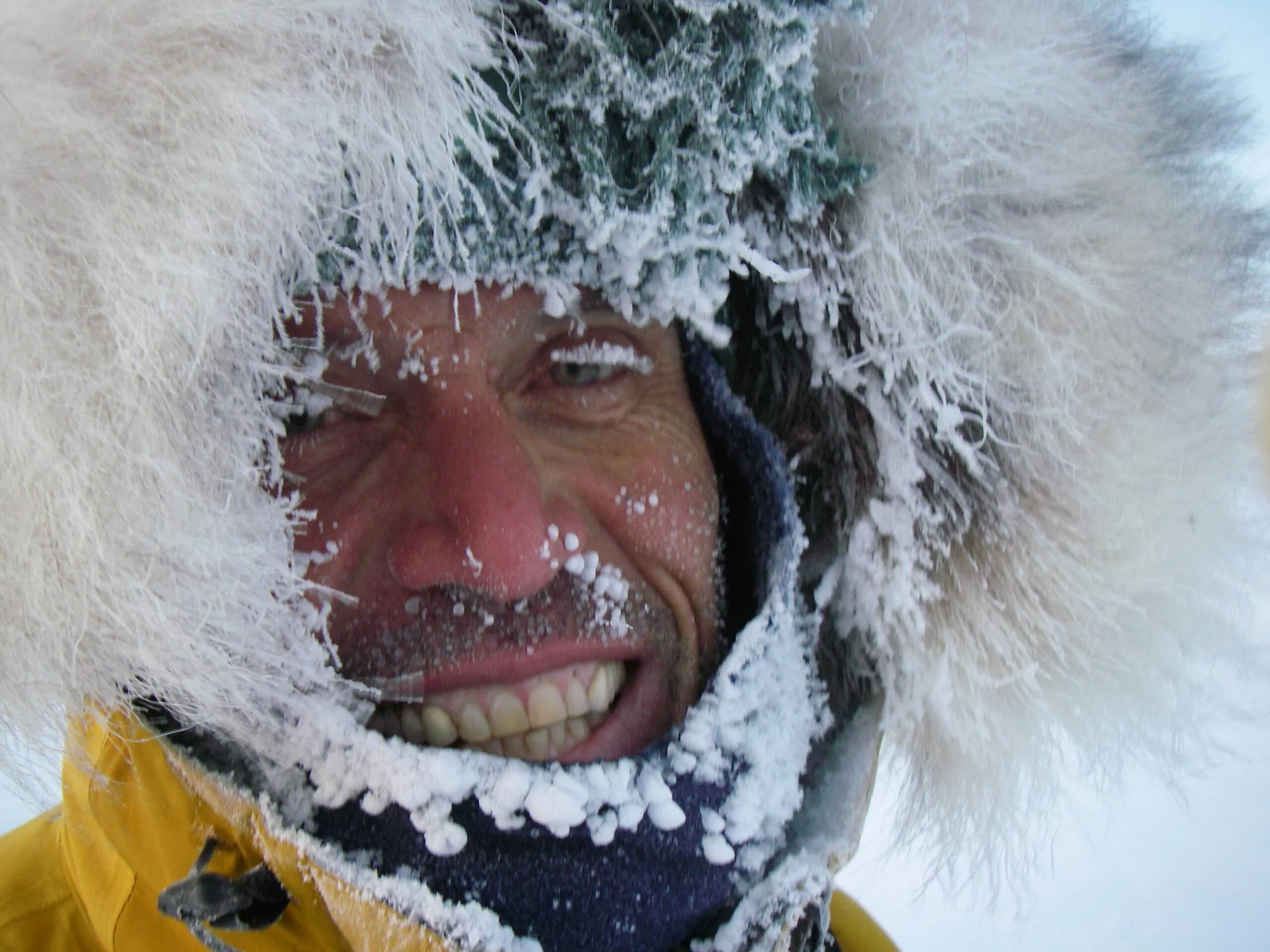 Portrait d'Alain Hubert, explorateur polaire, le visage enneigé