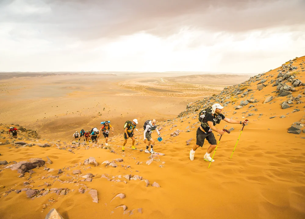 Les marathoniens montent une dune