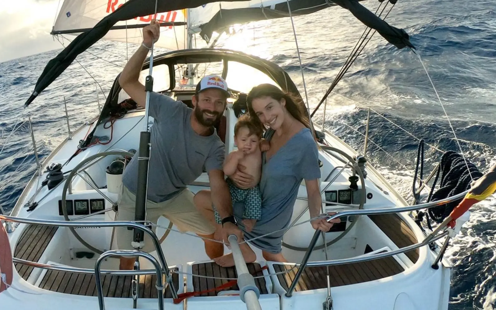 Photo de famille en navigation sur le voilier