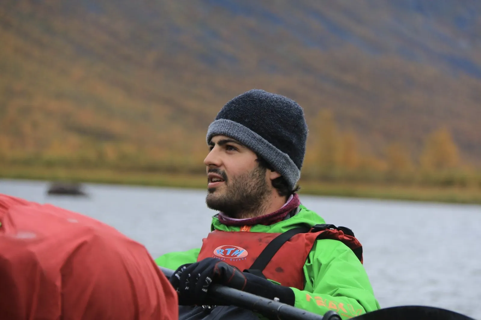 Portrait de Maxime Mertens en packraft