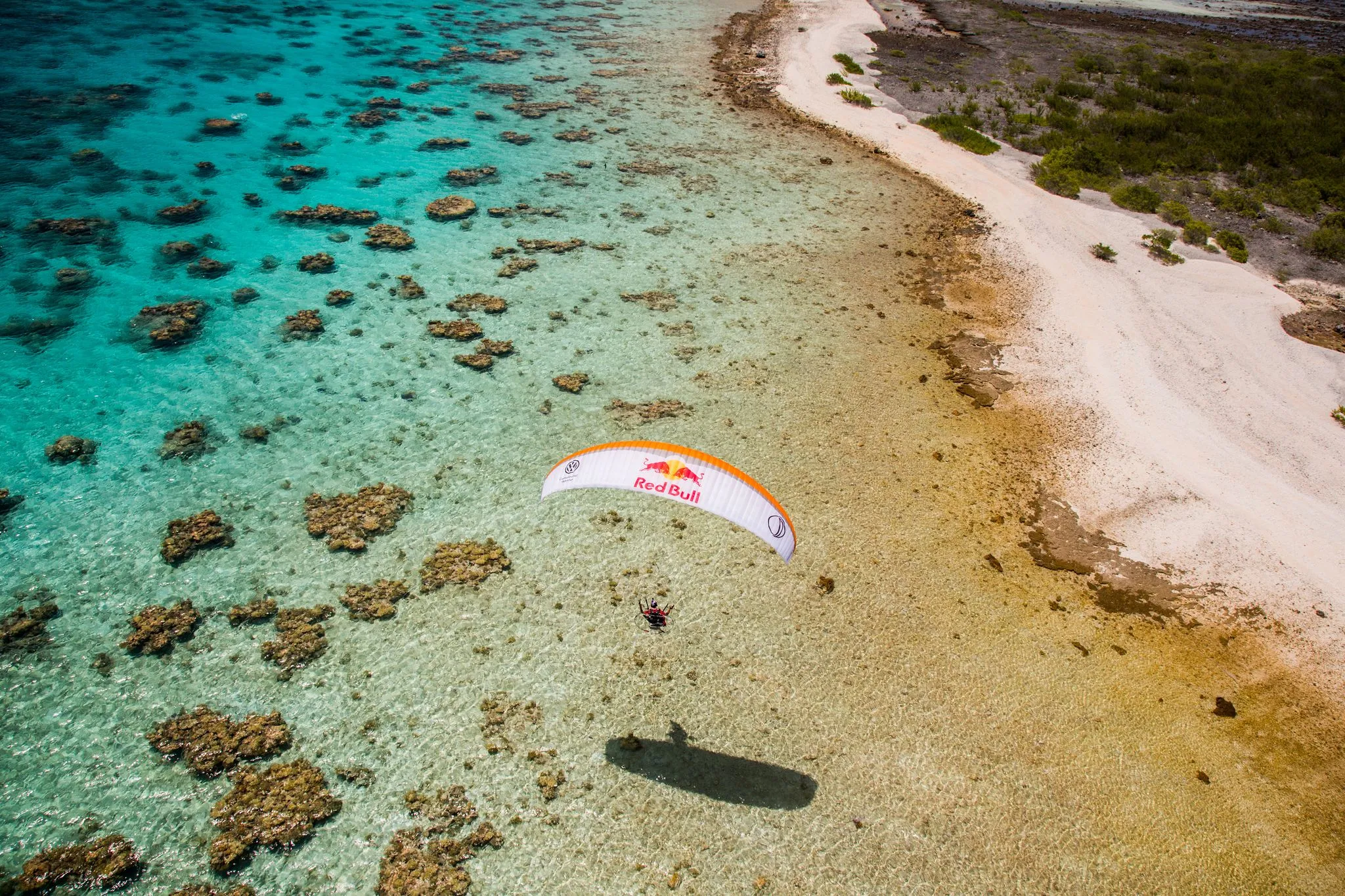 Planer au-dessus d'un lagon turquoise....