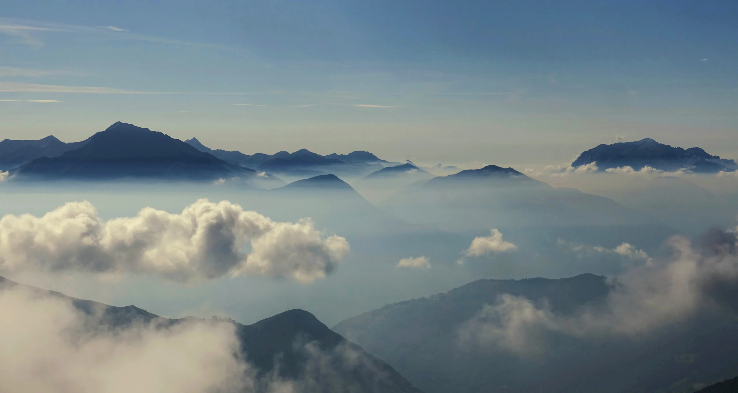 superbe paysage de montagne, une mer de montagnes