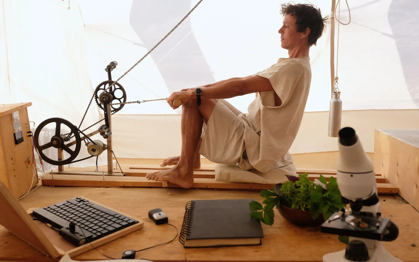Corentin sur son rameur qui actionne une de ses machines