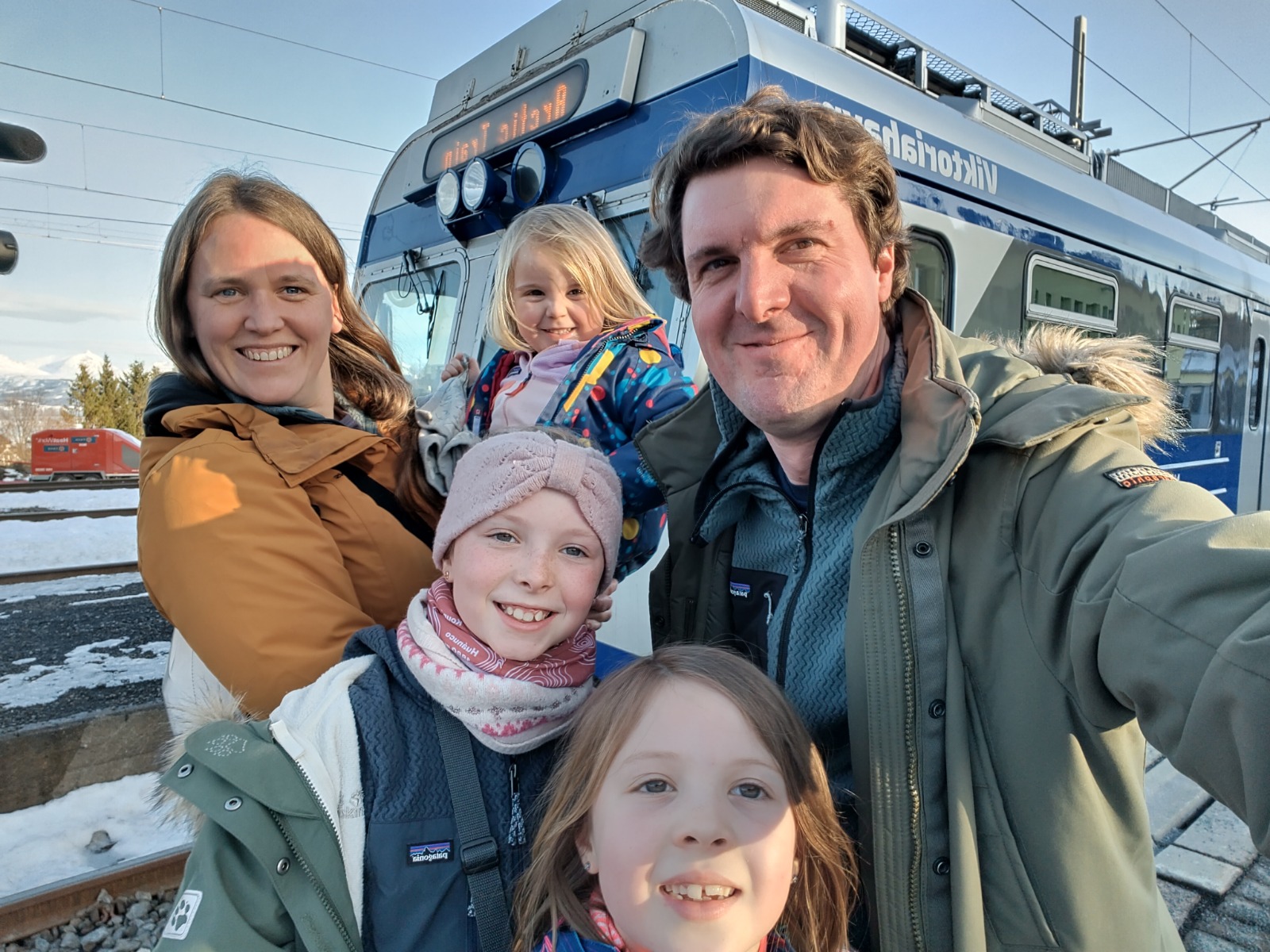 Estelle et Fabian et leurs filles sur le quai de la gare
