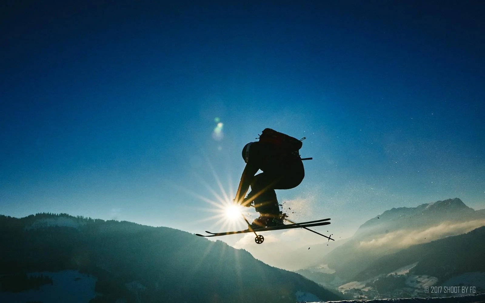 Eric Mesnier en train de faire un saut impressionnant à ski