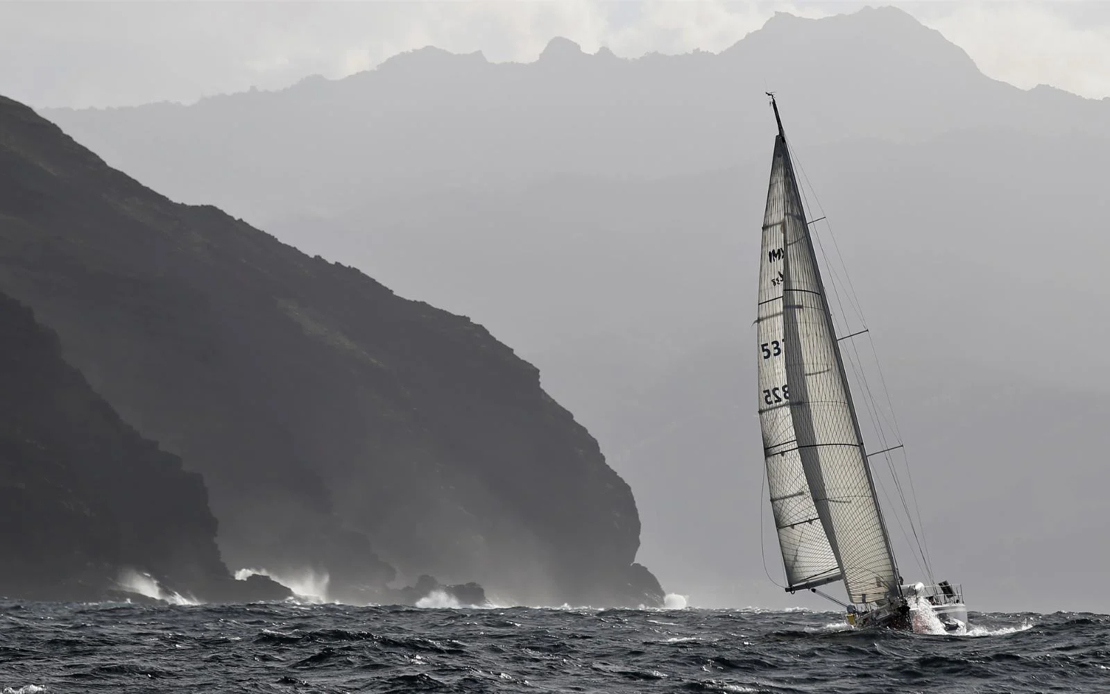 vue du voilier en mer, voiles gonflées