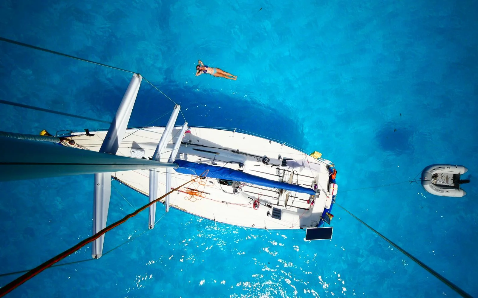 photo impressionnante du bateau vu du haut du mât dans une mer turquoise. Splendide.