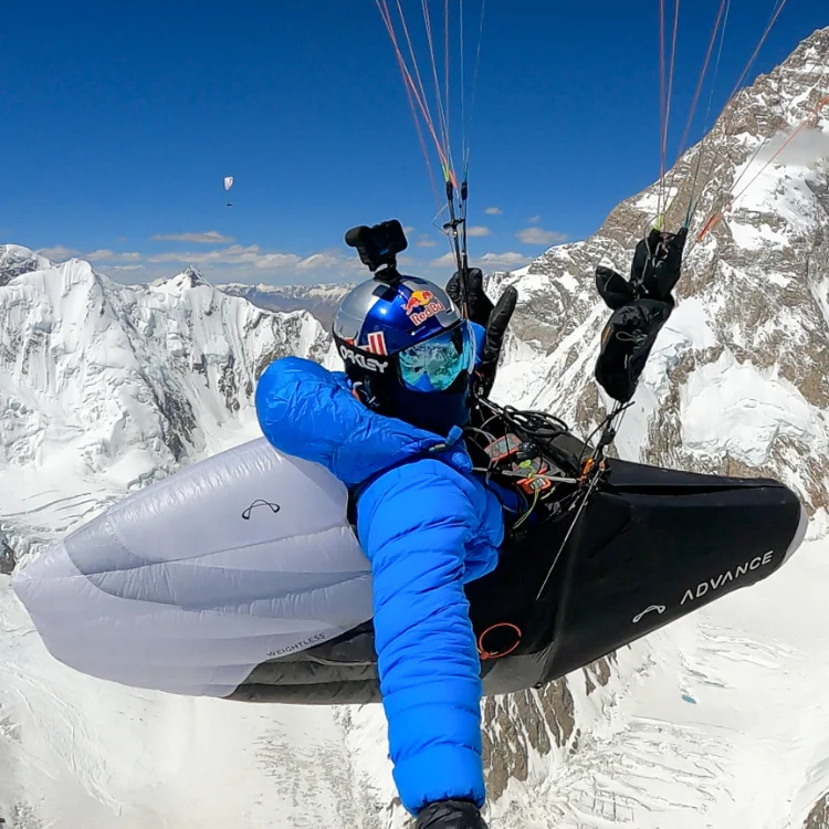 Tom de Dorlodot expédition K2 parapente : on le voit dans sa nacelle avec le K2 derrière lui