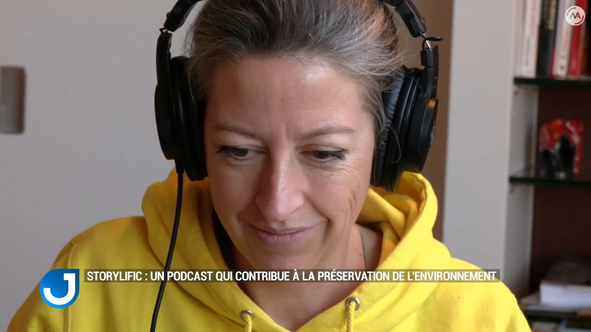 Matele interview juin 2023 AnBé casque audio sur la tête en train d'éditer du son