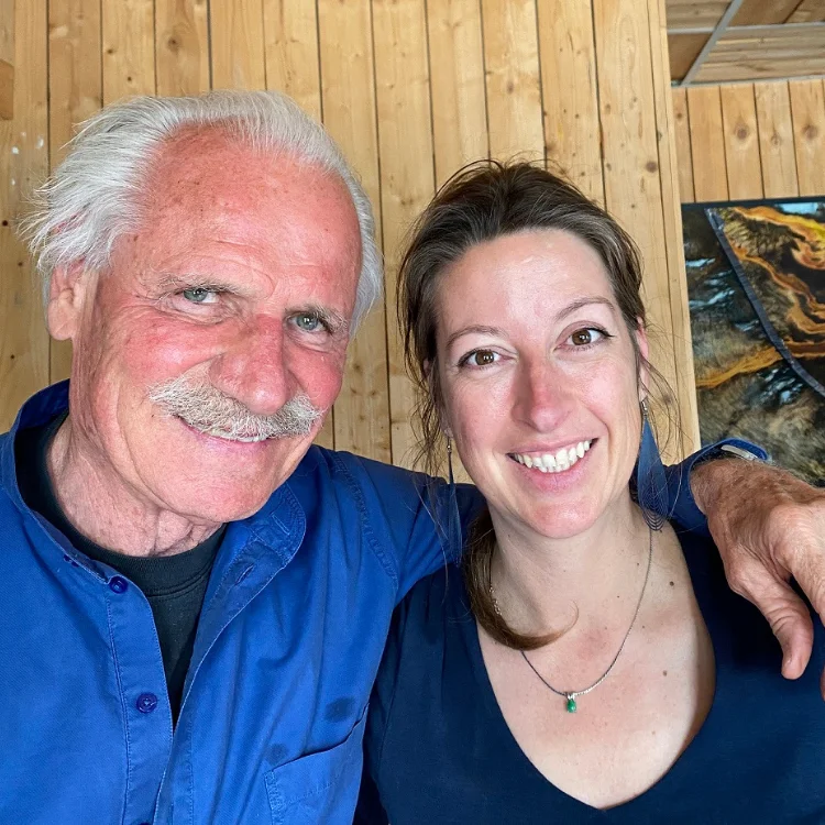 Portrait d'AnBé avec Yann Arthus-Bertrand dans les studios de Hope production à Paris