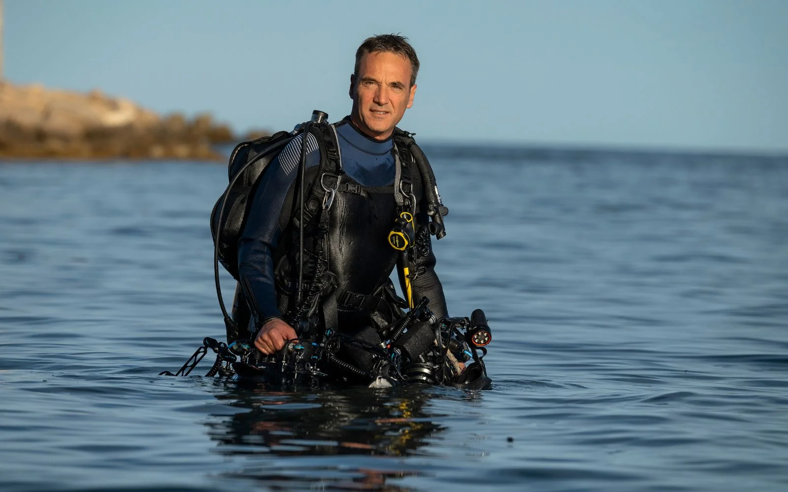 Greg Lecoeur à la sortie de l'eau avec son matériel