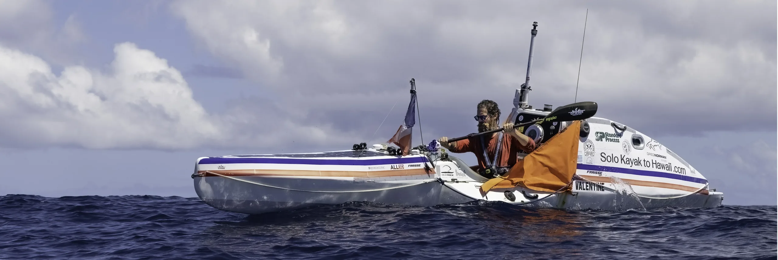 Cyril Derreumaux en kayak solitaire en pleine mer, pendant sa traversée de l'Atlantique