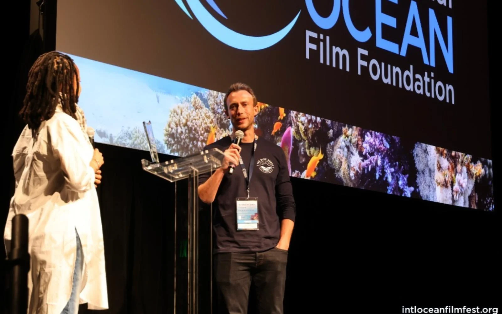 Clément Pourtal sur scène lors d’un festival, célébrant le succès du documentaire The Blue Quest – Palawan.