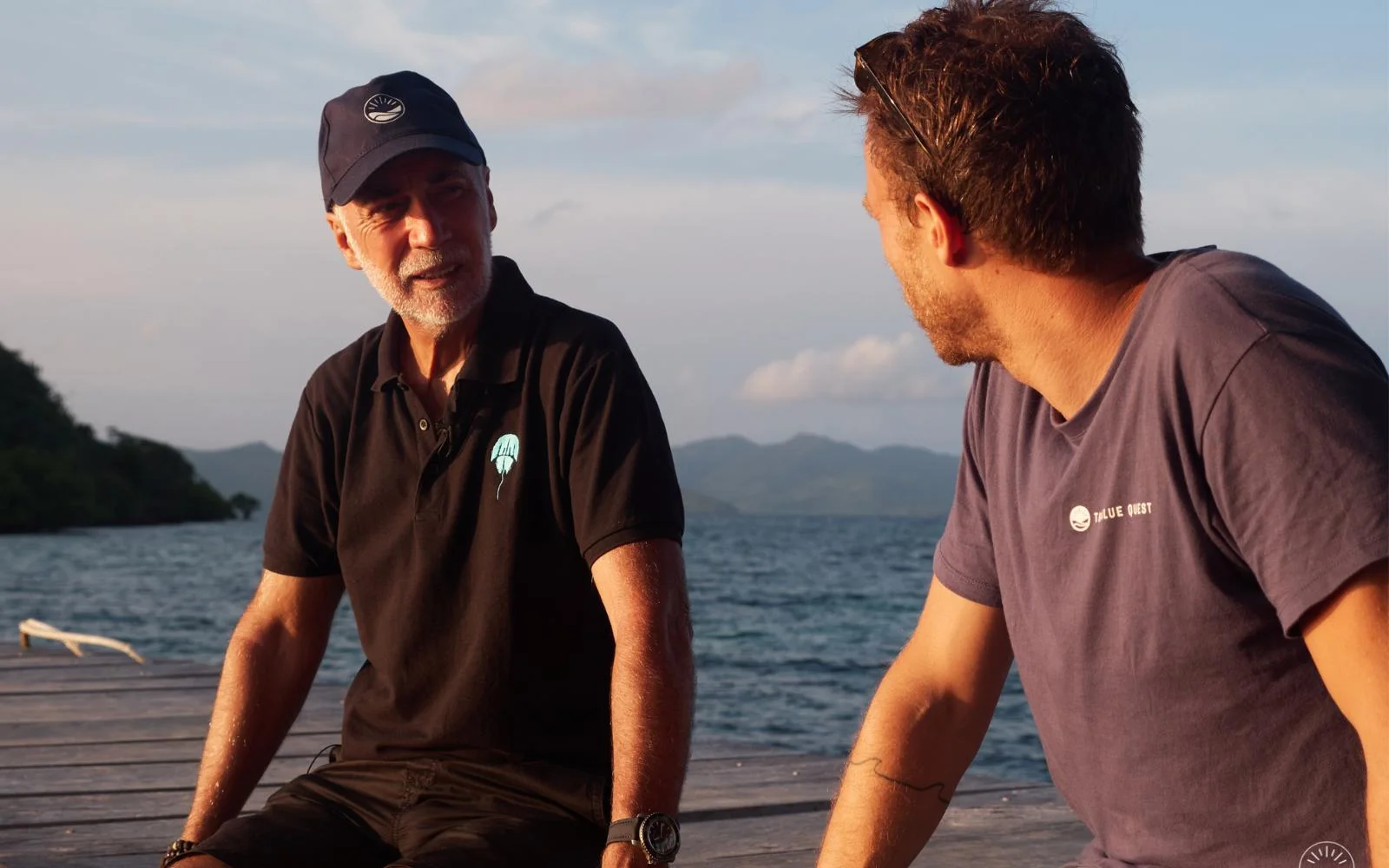 Clément Pourtal échange avec Frédéric Tardieu de la fondation Sulubaai devant la mer de Sulu, à Palawan