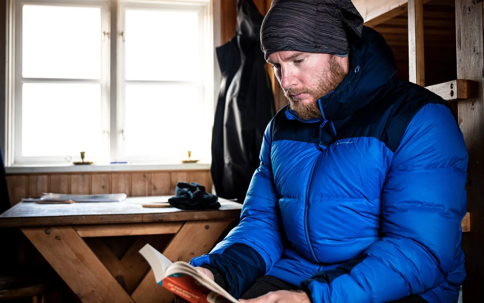 Michael - Mike - Collin en train de lire dans un refuge