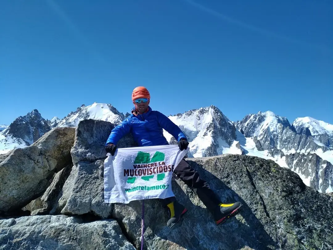 Paul au sommet de l'Aiguille du Tour 3542 m déployant fièrement son drapeau "viancre la mucoviscidose" /