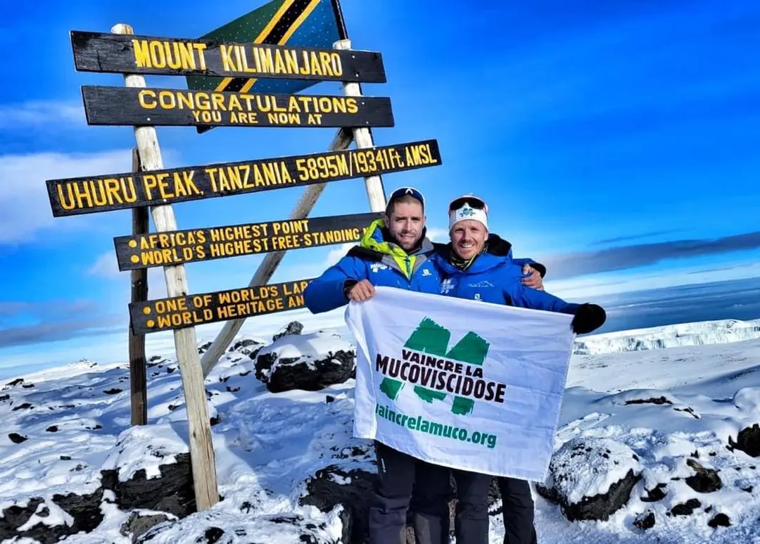 paul fontaine au sommet du kilimandjaro avec son fameux drapeau vaincre la mucoviscidose