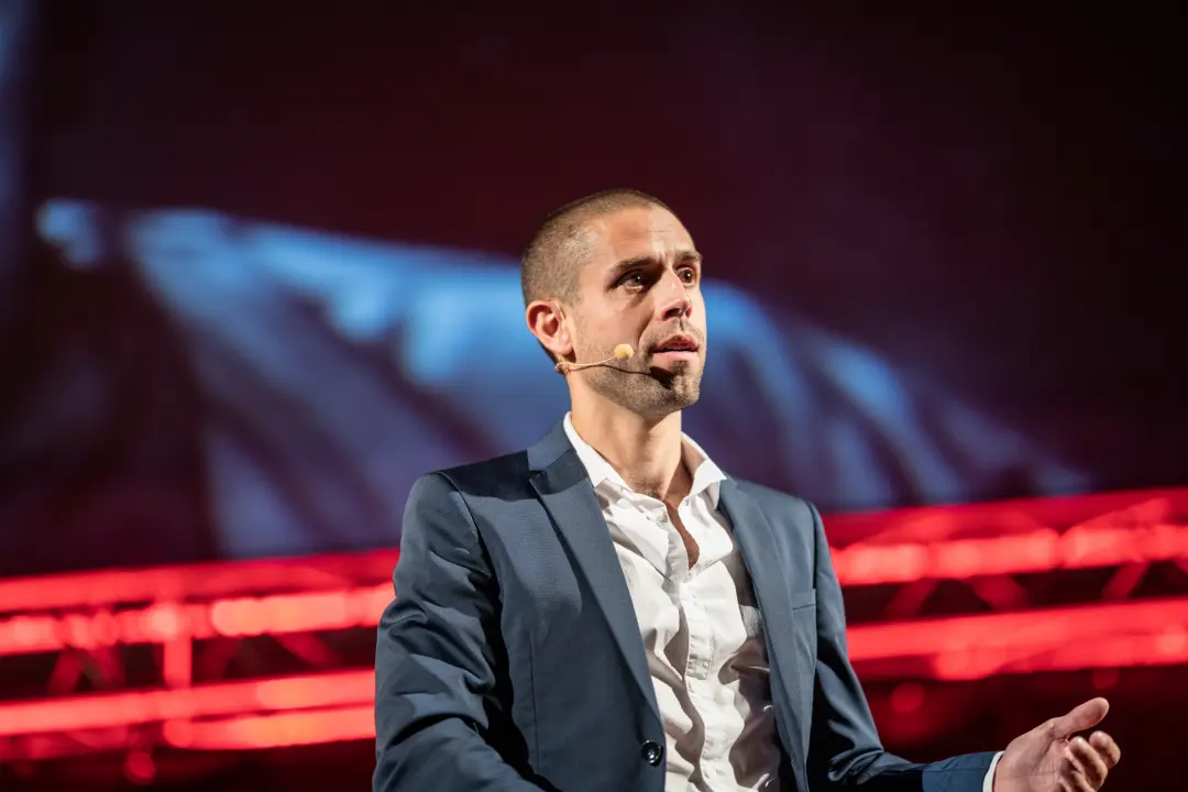 Paul Fontaine sur scène pendant une conférence TEDx à Belfort