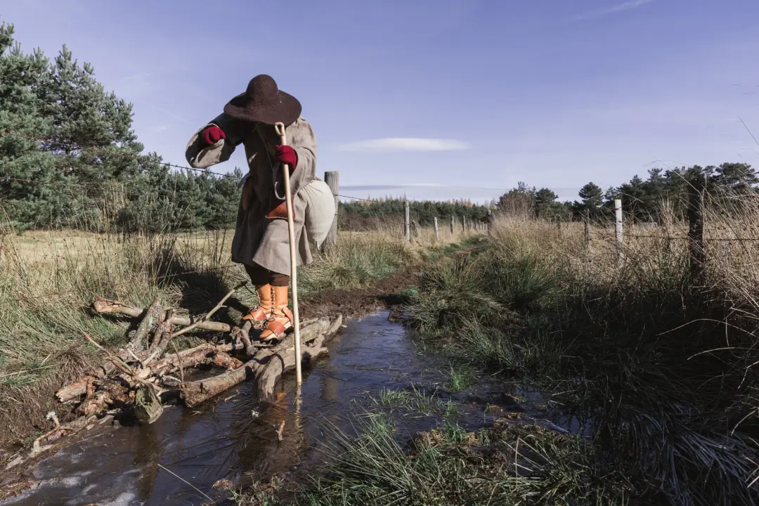 le pèlerin Guilllaume Coutel, personnage fictif, sur son chemin bordant l'eau