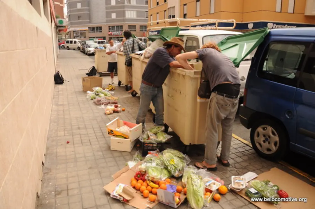 Benjamin Lesage et ses amis font les poubelles pour trouver leur nourriture