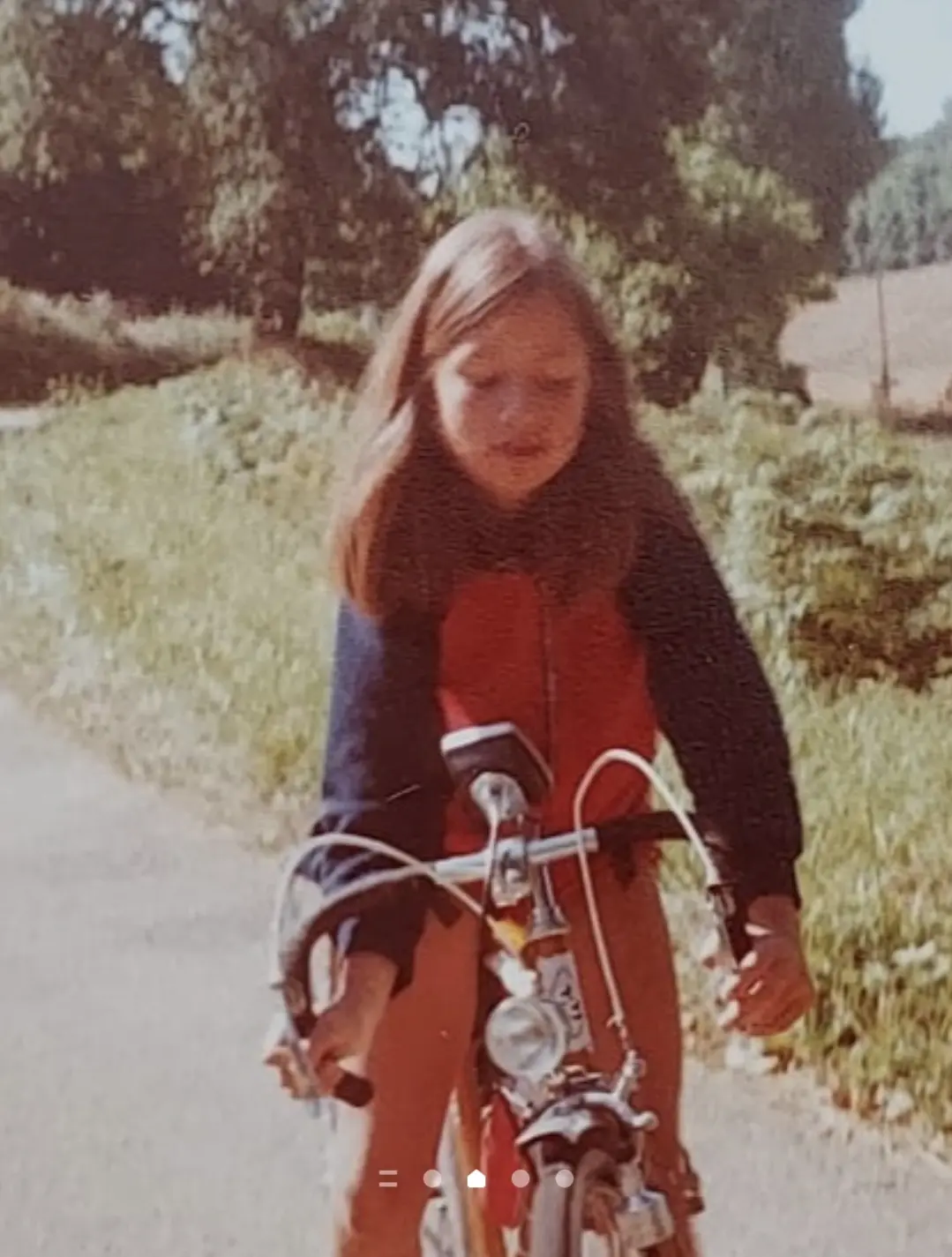 Catherine Zimmermann en vélo, sans doute vers ses 8 ans qunad elle a découvert le voyage à vélo