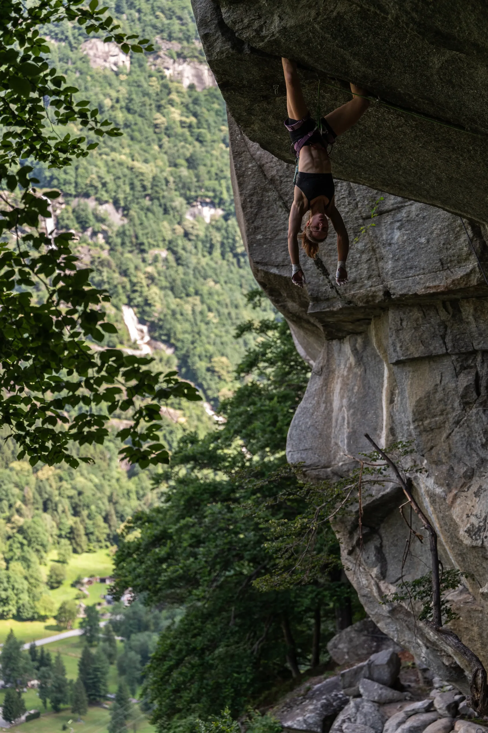 Jacek Wejster _ Turkey Crack 8a _ Cadarese, Italie Laura Pineau la tête en bas lors d'une escalade